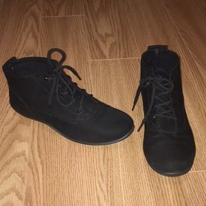 Black booties / tie up shoes